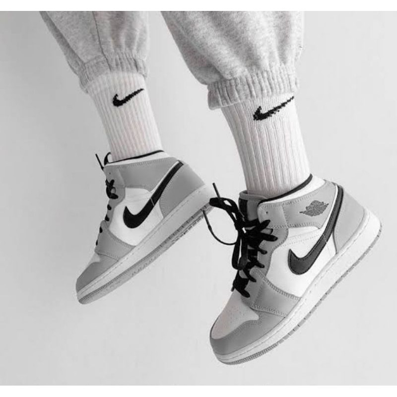 Nike Air Jordan 1 Mid Light Smoke Grey Sneakers Unisex ใส่ได้ทั้ง ชาย หญิง แท้ ส่งฟรี รองเท้า free