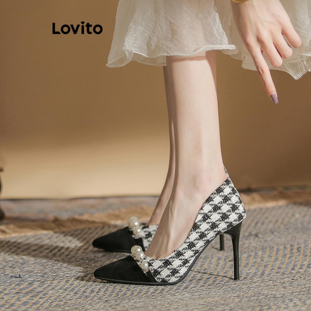 Lovito รองเท้าส้นสูงหัวแหลมลายสุนัขจิ้งจอกสำหรับผู้หญิง ส้นเตี้ย ประดับมุกสีพื้นแบบลำลอง ทรงหัวแหลม ส้นเตี้ย สำหรับผู้หญิง LFA59232