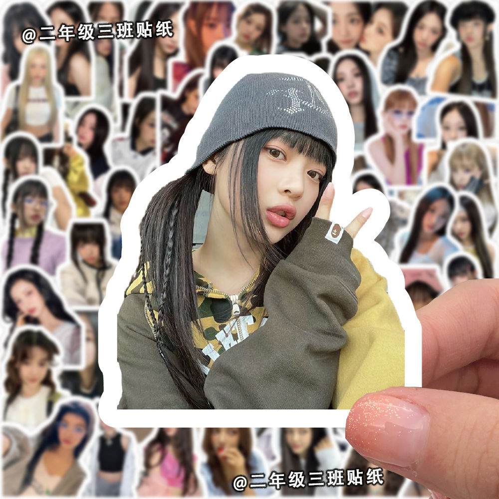 Koo Ka [ ซื ้ อ 60 ส ่ ง 100 แผ ่ น ] สาวเกาหลีกลุ ่ ม NewJeans สติกเกอร ์ คุณภาพสูงอุปกรณ ์ ต ่ อพ ่ วง diy ตกแต ่ งโทรศัพท ์ มือถือคู ่ มือสติกเกอร ์ กันน ้ ํา