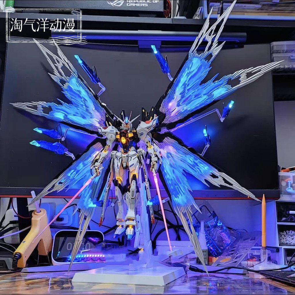 โมเดล Daban 8802 MB Strike Freedom พร้อมสไตล์ปีกแสง 1/100 ของเล่นประกอบหัวแกะสลักที่ทาสีใหม่