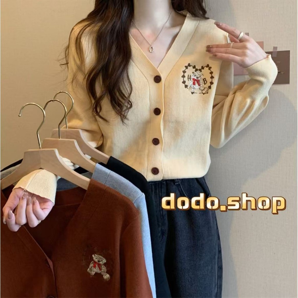 DoDo พร้อมส่ง เสื้อแขนยาวคอวี กระดุมเรียงสีพื้น ผ้านุ่มๆดีเทลปักน้องหมีตรงอกจั้มเอวและแขน(58081)