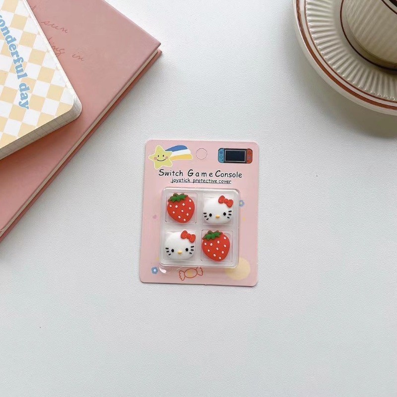 4 ชิ้น / เซต Sanrio Hellokitty น่ารัก สตรอเบอร์รี่ ซิลิโคน อะนาล็อก ฝาครอบนิ้วหัวแม่มือ สําหรับ Nintendo Switch & Switch OLED / Lite NS JoyCon จอยสติ๊ก ฝาครอบป้องกัน