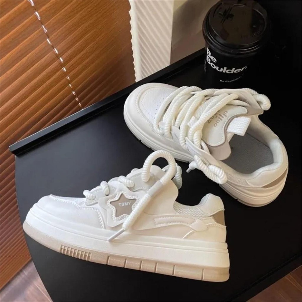 🔥พร้อมส่ง⚡ รองเท้าสีขาวผู้หญิง การออกแบบเฉพาะกลุ่ม รงตัวสบาย ins แฟชั่นผู้หญิง พื้นหนา รองเท้าผ้าใบ #Q90ไซส์ 35-44