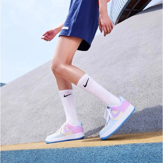 Nike Air Force 1 Low 07 lx "photochromic" chameleon White-blue-pink   สบาย ๆ