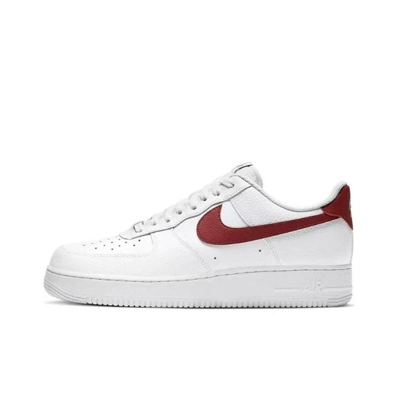 Nike รองเท้าผู้ชาย Air Force 1 สีขาวและสีแดง AF1 รองเท้าผ้าใบลำลองต่ำ CZ0326-100