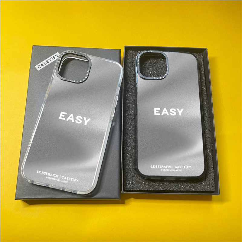 Casetify X LE SSERAFIM เคสโทรศัพท์มือถือ อะคริลิค TPU แข็ง ใส ปิดด้านหลัง แบบแม่เหล็ก ขอบขาวดํา มีสายรัดด้านข้าง สําหรับ Apple IPhone 11 12 13 14 15 Pro Max
