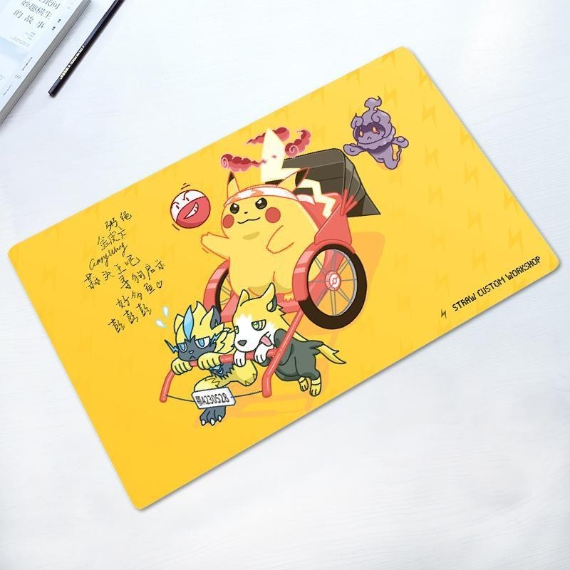 Pikachu Playmat Pokémon TCG พร้อมมังกรตํานานสามผู้เล่นเดี่ยวโต๊ะการ์ดเกมสําหรับ Pokémon Battles