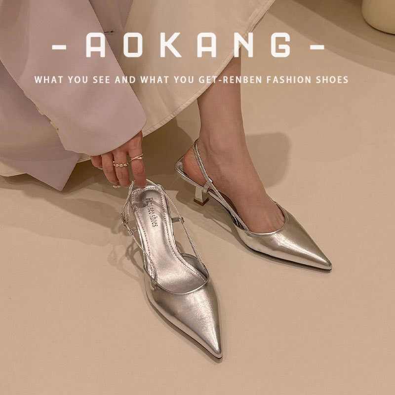 Aokang ผู้หญิงใหม่ส้นกริชครึ่งหมวกนิ้วเท้ากลับรองเท้าที่ว่างเปล่ารองเท้าแตะส้นสูงหัวแหลมสีเงิน