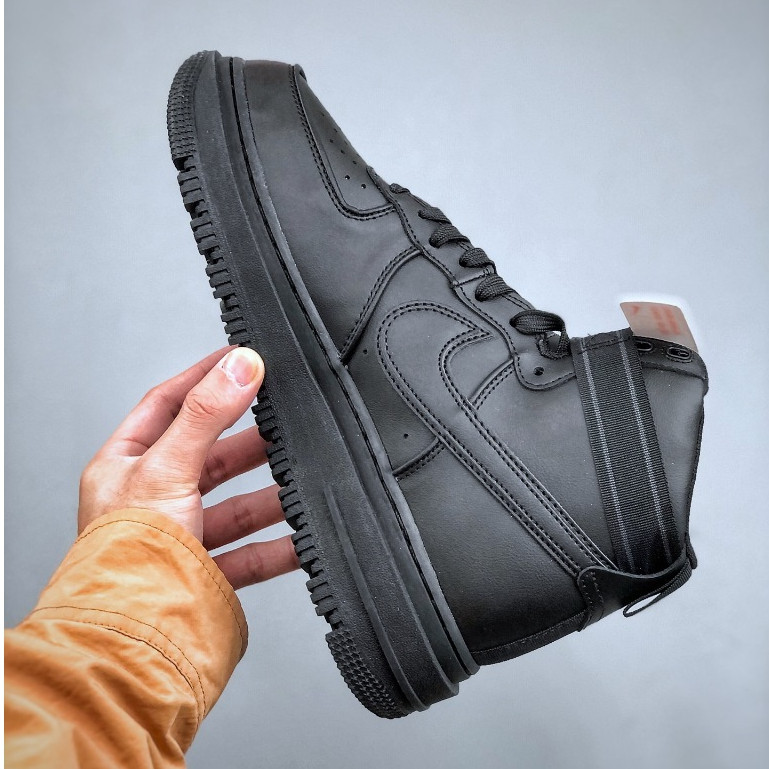 ♞,♘,♙รองเท้ากีฬาลําลอง Nike Air Force 1 High 07 BOOT DA0418 001 สีดํา soccer shoe