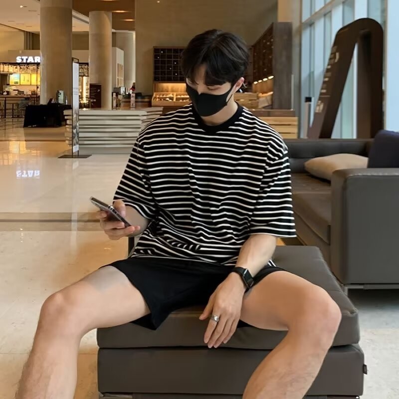 เสื้อยืดแขนสั้น ลายทาง สไตล์เกาหลี ฮ่องกง แนวสตรีท เข้าได้กับทุกชุด เหมาะกับฤดูร้อน สําหรับผู้ชาย