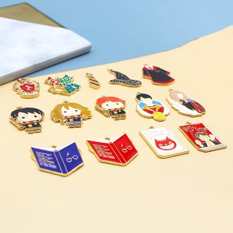 2 ชิ้น/ล็อต Grimoire School of Magic Alloy เคลือบจี้ DIY เครื่องประดับอุปกรณ์เสริม Charms สําหรับผู้หญิง, Key Chain/ต่างหู/สร้อยคอจี้ Handmade DIY เครื่องประดับ 008 - รูปที่ 2