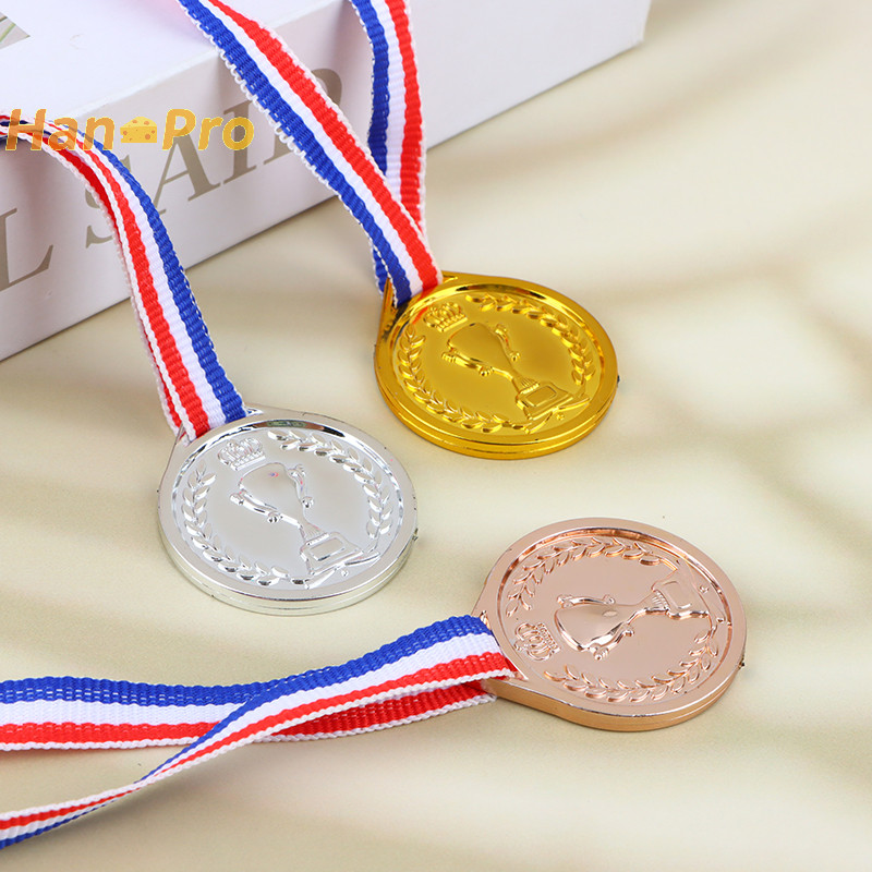 Hanpro&gt; เหรียญรางวัลฟุตบอล รางวัลรางวัล รางวัล รางวัล สีทอง สีเงิน สีบรอนซ์ ของเล่นสําหรับเด็ก ของที่ระลึก ของขวัญ กีฬากลางแจ้ง