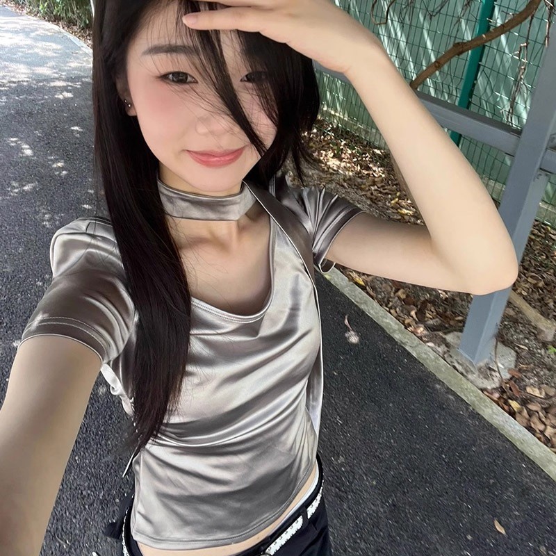 สาวเผ็ดสไตล์สังคม เสื้อยืดแขนสั้นสำหรับผู้หญิง ดีไซน์ฤดูร้อน ความรู้สึกเฉพาะตัว คอวีแบบคล้องคอ กระชั