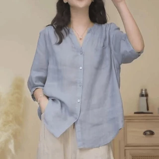 เสื้อเชิ้ตผ้าลินินลายทแยงคอวีสีทึบทรงหลวมไซส์ใหญ่สำหรับฤดูร้อนเสื้อเชิ้ตตัวเล็กสไตล์ตะวันตกแขนยาวห้าส่วนสำหรับผู้หญิง
