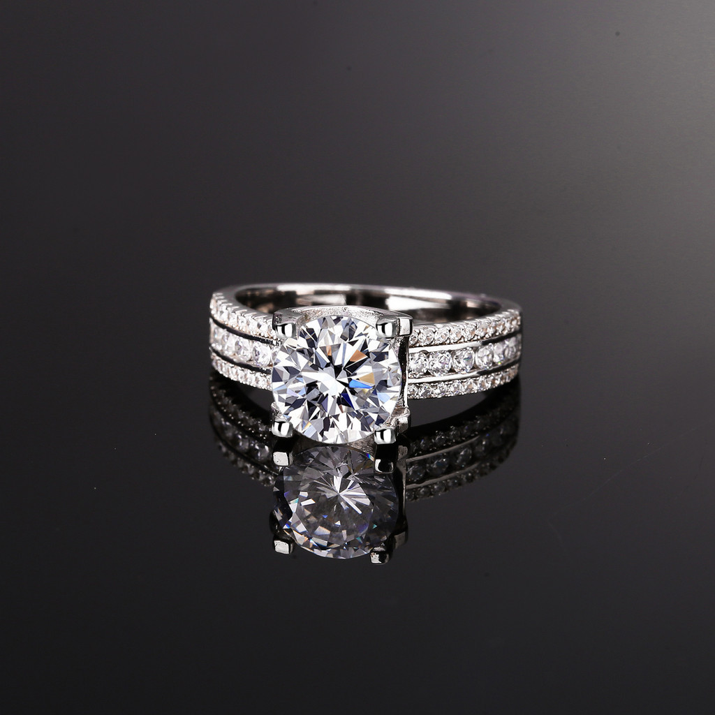 จริง Moissanite 2ct Whimsical รอบตัดสีขาว D สามแถวแหวน S925 เงินสเตอร์ลิงพร้อมการรับรอง GRA สามารถ Pass Test สําหรับหมั้นงานแต่งงานข้อเสนอพิธีน้ําผึ้ง