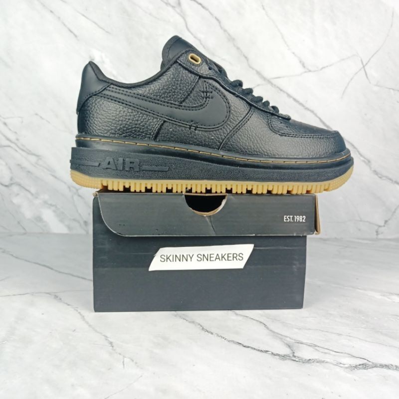 Nike รองเท้า Nike Air Force 1 Low Luxe Black Gum