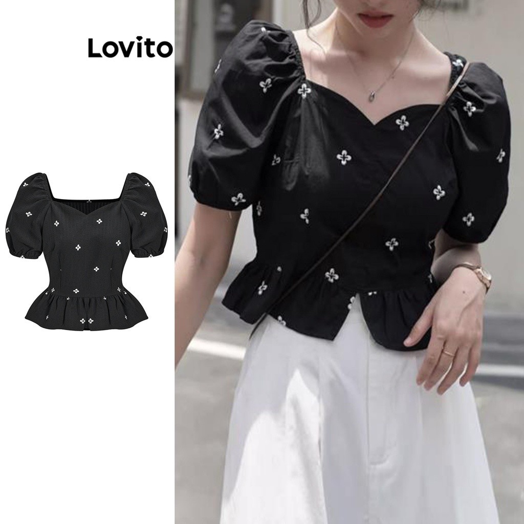 Lovito เสื้อเบลาส์ผู้หญิง แขนพอง คอเหลี่ยม แต่งระบาย ลายดอกไม้ดิสซี่ สไตล์ลำลอง L62ED014 (สีดำ)
