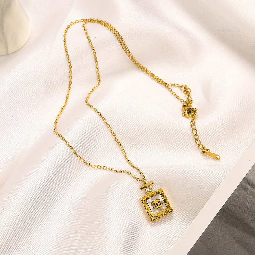สร้อยคอโซ่ จี้โลโก้ตัวอักษร V Choker ไทเทเนียมเหล็ก ลําลอง หรูหรา เครื่องประดับ สําหรับผู้ชาย ผู้หญิง