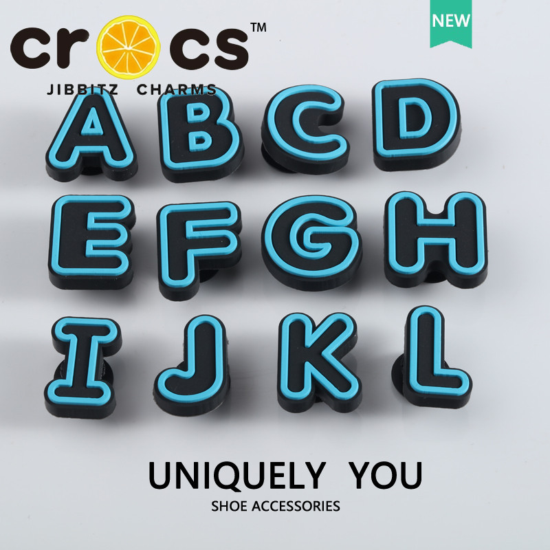 Jibbitz crocs charm แท้ บักเกิลติดรองเท้า ลายตัวอักษร A-Z สีฟ้า แฟชั่น อุปกรณ์เสริมรองเท้า