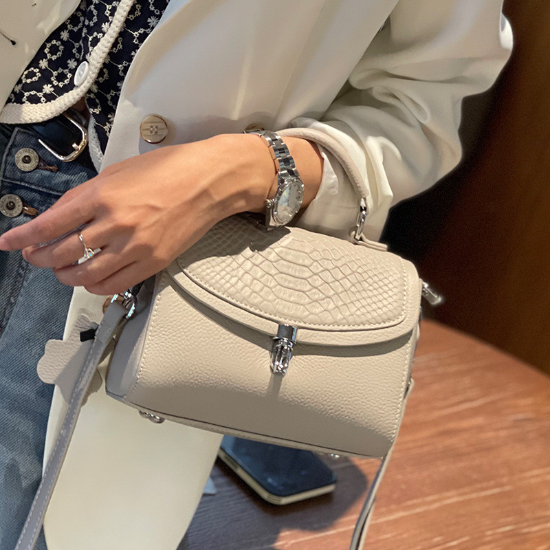Simple Classy ของแท้หนังสี่เหลี่ยมเล็กกระเป๋าสะพาย Messenger กระเป๋าถือ FJSQ4