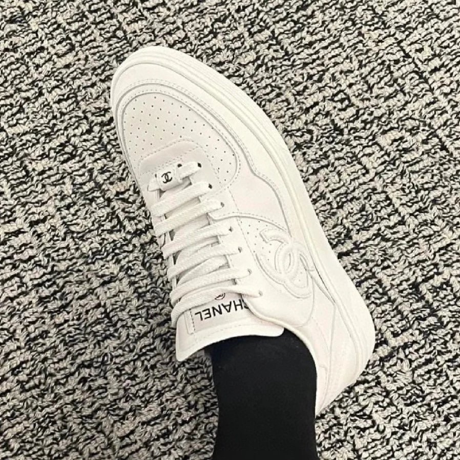 [คุณภาพสูง] Ch @ el Chanel 2023 รองเท้าผ้าใบ รองเท้าวิ่ง พื้นหนา ลายแพนด้า สีขาว สําหรับผู้หญิง