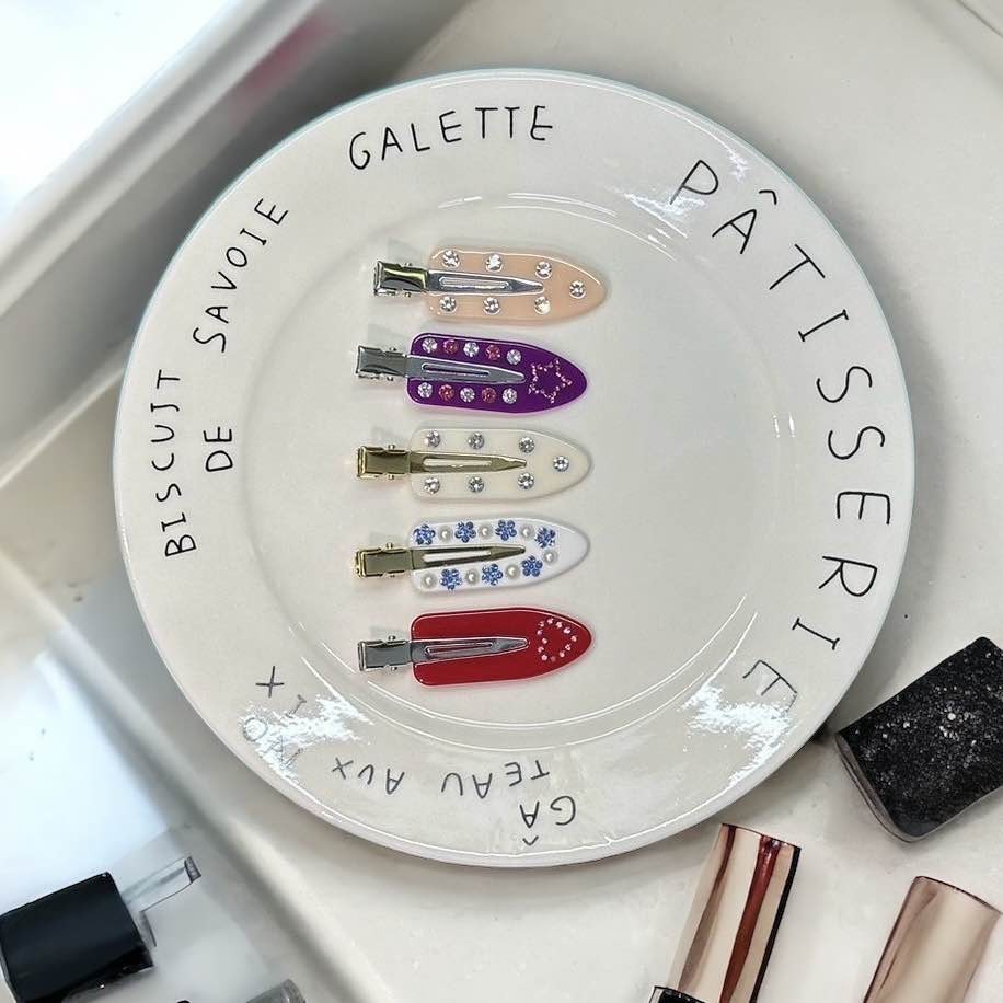 พร้อมส่ง! ราคา/ชิ้น B051 กิ๊บติดผมหน้าม้าไม่มีรอยต่อ กิ๊บแต่งหน้า กิ๊บแบนยอดฮิต กิ๊บติดผมแบบใส เครื่องประดับ