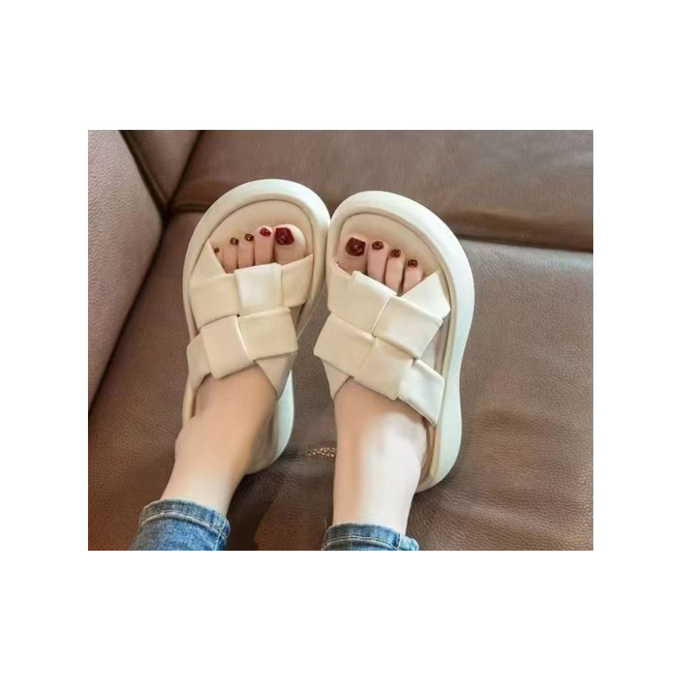 Cadia2024 ฤดูร้อนสไตล์ใหม่ Influencer Retro ทอรองเท้าแตะหญิง ins ขายร้อนรองเท้าแตะหนา Casual Flip-Flops สวมใส่ด้านนอก