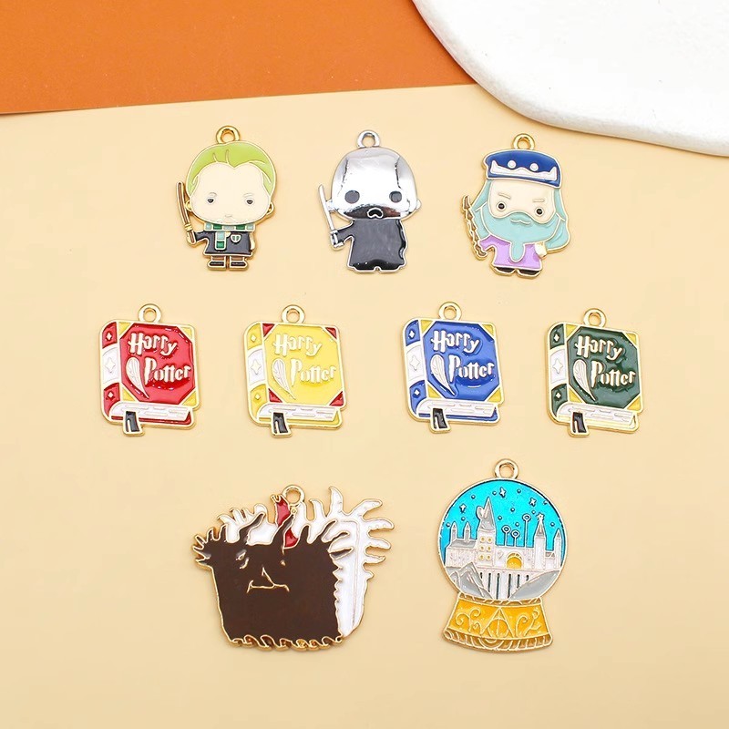 2 ชิ้น/ล็อต Grimoire School of Magic Alloy เคลือบจี้ DIY เครื่องประดับอุปกรณ์เสริม Charms สําหรับผู้หญิง, Key Chain/ต่างหู/สร้อยคอจี้ Handmade DIY เครื่องประดับ 009