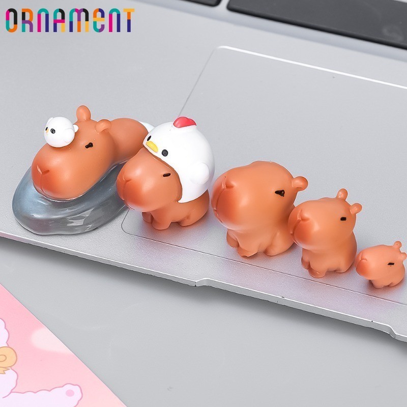 [ ที่โดดเด่น ] ของขวัญสําหรับเด็ก - เครื่องประดับ คาปิบาระ การ์ตูน-ตกแต่งแคปยากิบาระจําลอง-เครื่องประดับสัตว์สําหรับงานฝีมือภูมิทัศน์ไมโคร-เดสก์ท็อปตกแต่งสํานักงาน-มินิ ทําเอง ตุ๊กตาอ