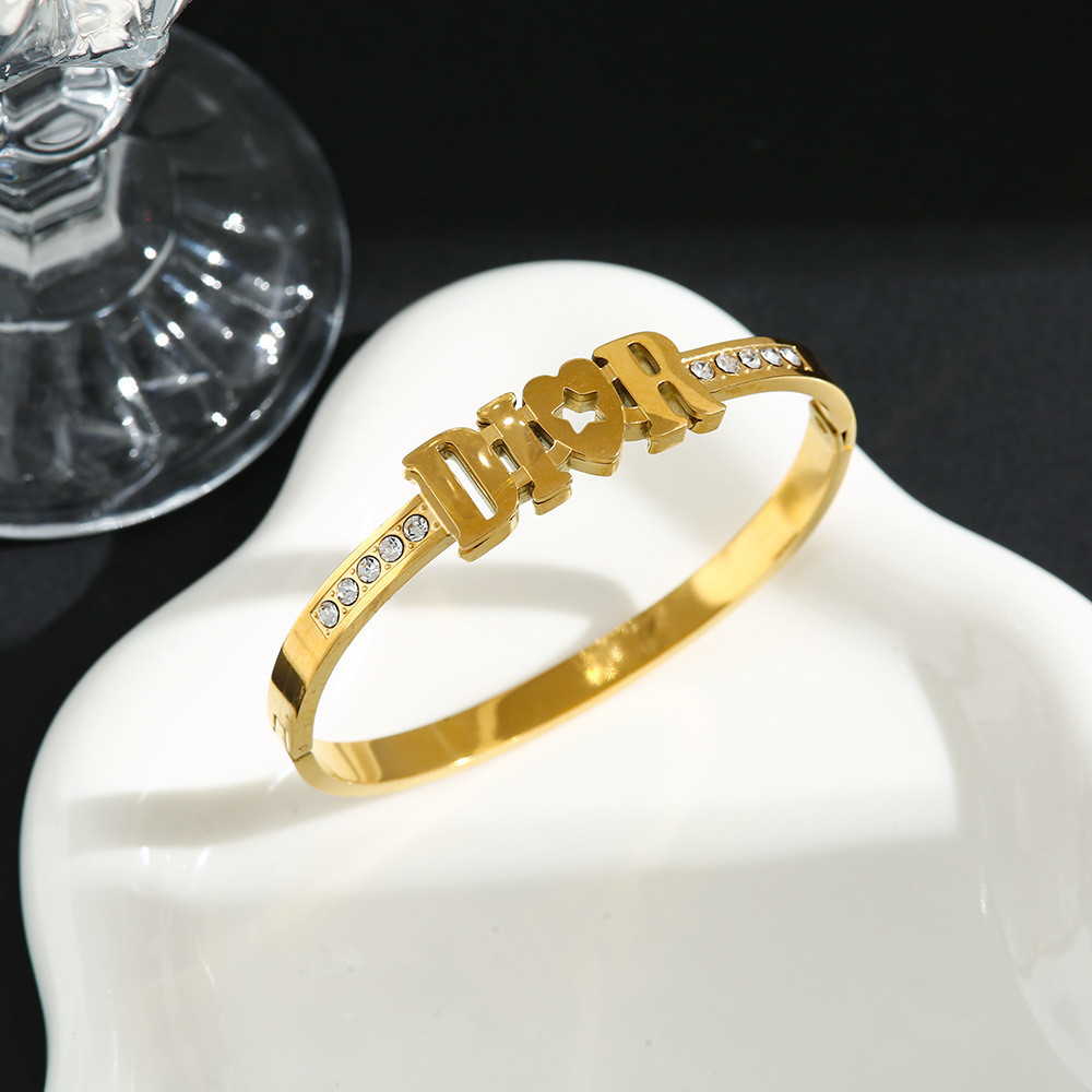 เครื่องประดับ สร้อยข้อมือสแตนเลส จี้ตัวอักษร D ประดับเพชร สไตล์ยุโรป และอเมริกา สําหรับผู้หญิง