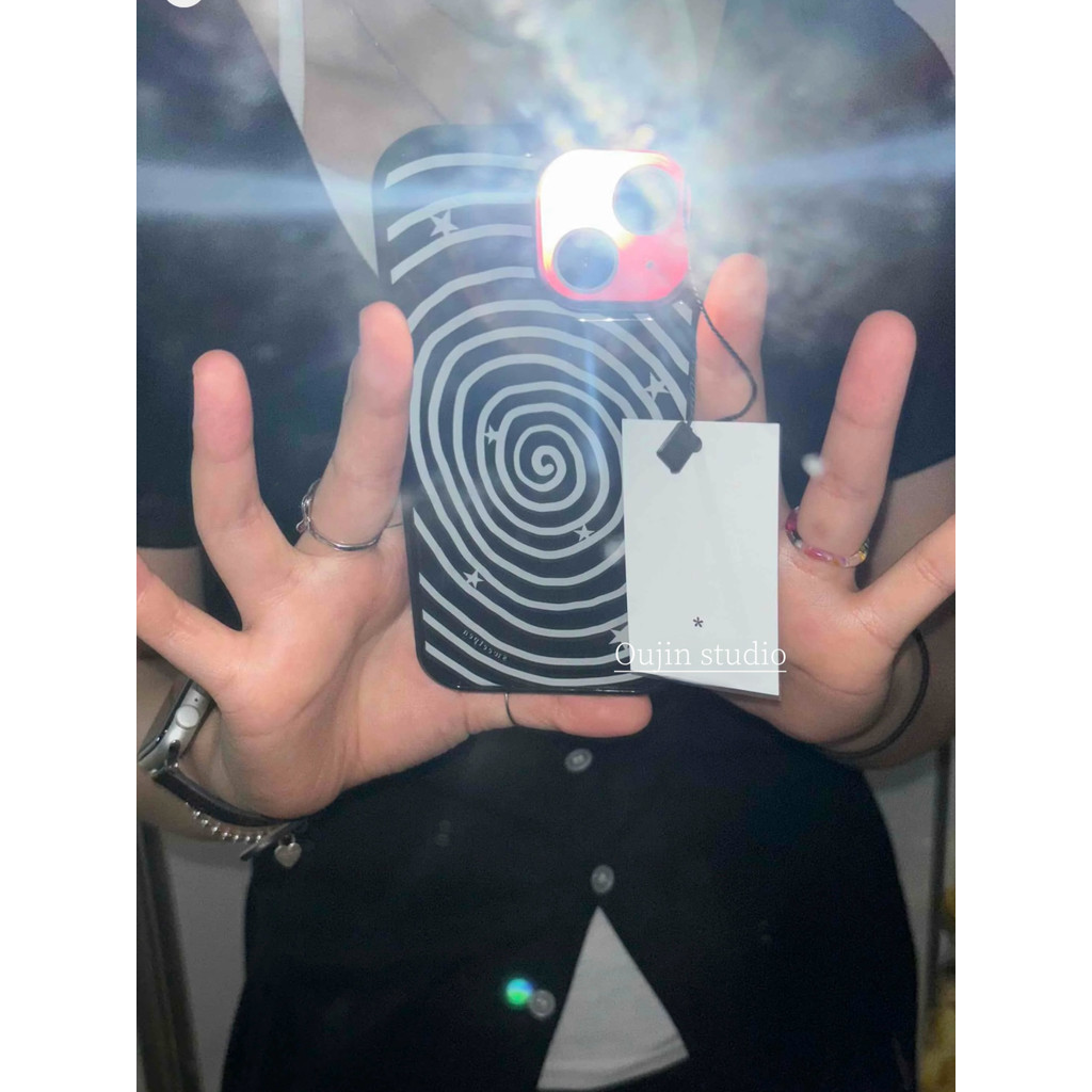 Ins Designer สไตล์เดียวกันแฟชั่น Art Star หมุน Curve Black Edge Case 16pro/15promax/14/13pro/12 โทรศัพท์มือถือป้องกันกรณี Shock-resistant Feeling อินเทรนด์