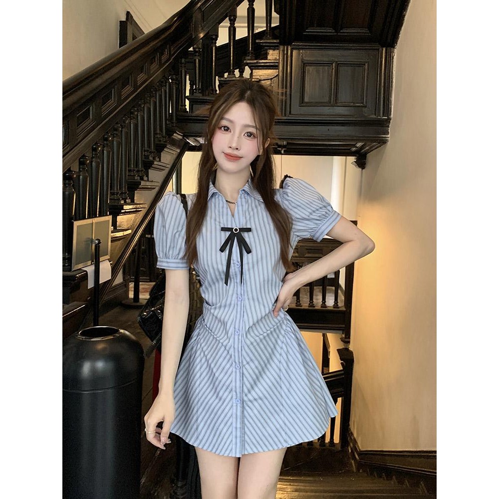 Hotgirl พร้อมส่ง✨ชุดเดรสน่ารักๆ ชุดเดรสลายทางสีฟ้า ดีไซน์คอโปโลสุดเก๋ แต่งโบว์  สไตล์ฝรั่งเศส(ไม่รวมกางเกง)