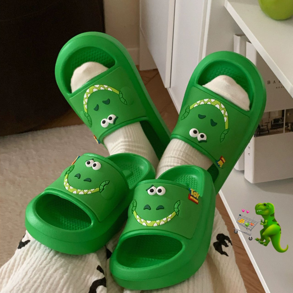 รองเท้าแตะ eva กันลื่น ลาย Toy Story Hug Dragon น่ารัก สําหรับผู้ชาย ผู้หญิง