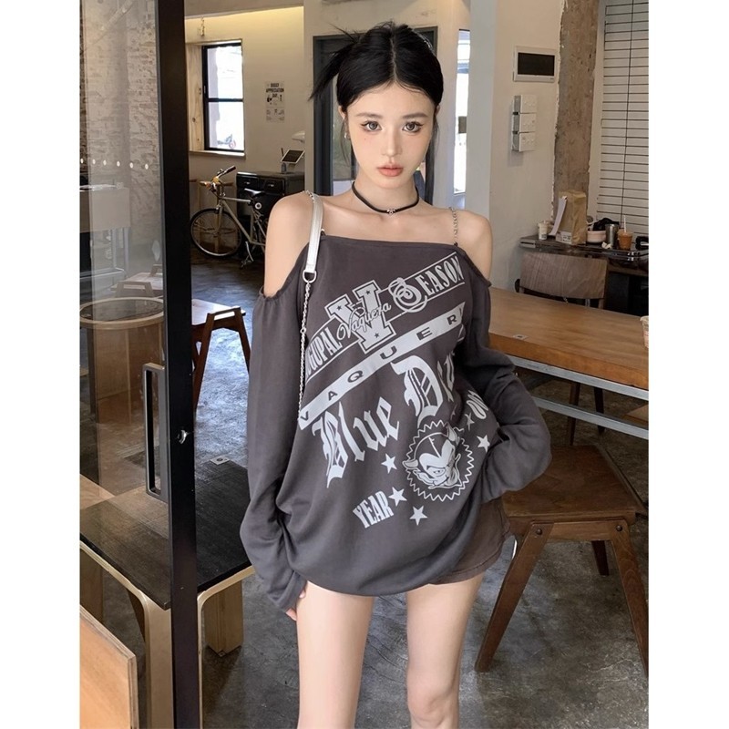 เสื้อยืดแขนยาว เปิดไหล่ข้างเดียว พิมพ์ลายตัวอักษร ทรงหลวม แฟชั่นฤดูร้อน สําหรับผู้หญิง