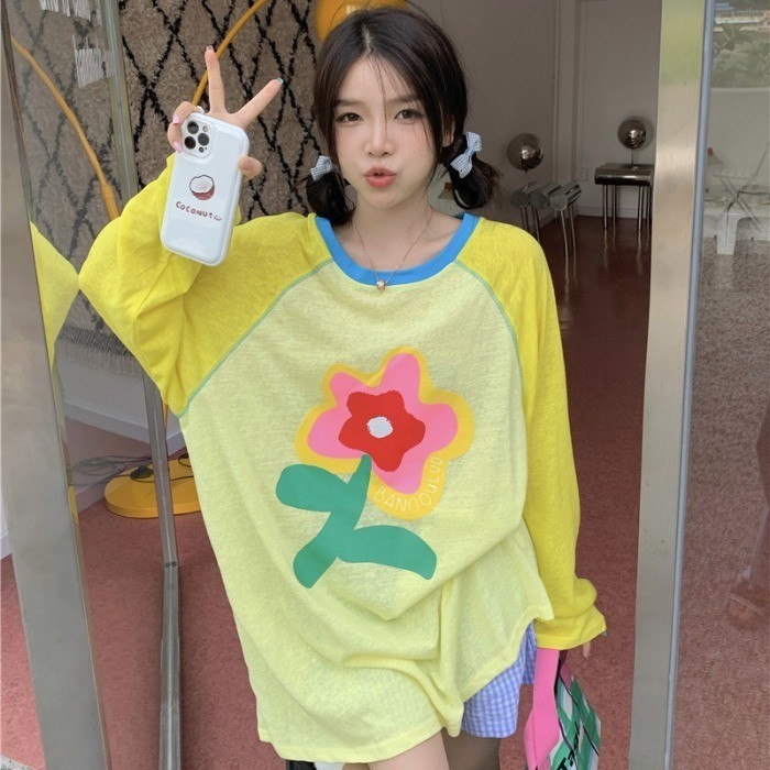 ชุดป้องกันแสงแดดผ้าไหมน้ำแข็ง เสื้อยืดแขนยาวผู้หญิงฤดูร้อนบางหลวมลายการ์ตูนสีตัดกัน เสื้อเบลาส์สำหรับปรับอากาศ