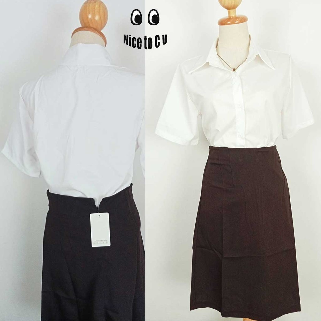 เสื้อนักศึกษา สีขาวนวล มีสาบหลังทรงเข้ารูป แขนสามเหลี่ยม เข้ารูป