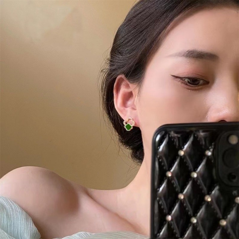 ใหม่ ต่างหูสตั๊ด รูปใบโคลเวอร์ ประดับพลอยเทียม สไตล์เกาหลี เครื่องประดับแฟชั่น สําหรับผู้หญิง 2024 ราคา ถูกที่สุด ดีลบีเคเค แกลเลอรีภาพที่ 7