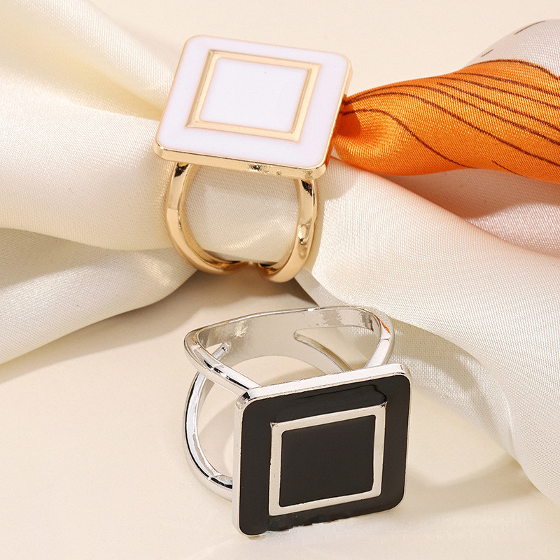 เรียบง่าย สี่เหลี่ยม ผ้าไหม ผ้าพันคอ หัวเข็มขัด น้ํามันหยด อารมณ์เฉพาะ มัลติฟังก์ชั่ จับคู่ ผ้าพันคอ แหวนโลหะผสม