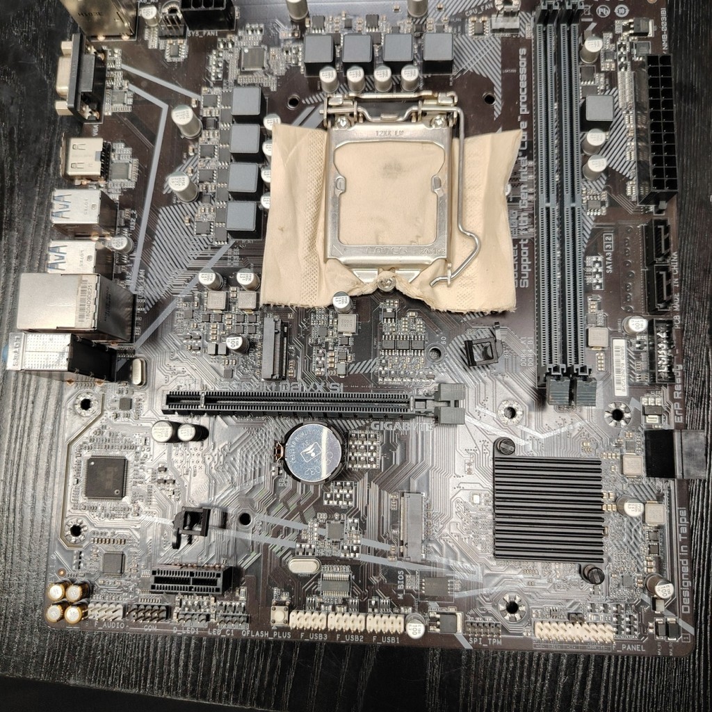 เมนบอร์ด Gigabyte B560M-D2V มือสอง แบบรวม VGA+DVI+M.2