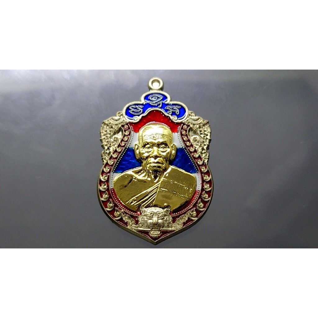 เหรียญเสมาเสือคาบดาบ รุ่น2 อัลปาก้าหน้ากากชุบทอง(กรรมการ)ลงยาธงชาติขอบแดงซุ้มน้ำเงิน หลวงพ่อพัฒน์ วัดห้วยด้วน โคท 65
