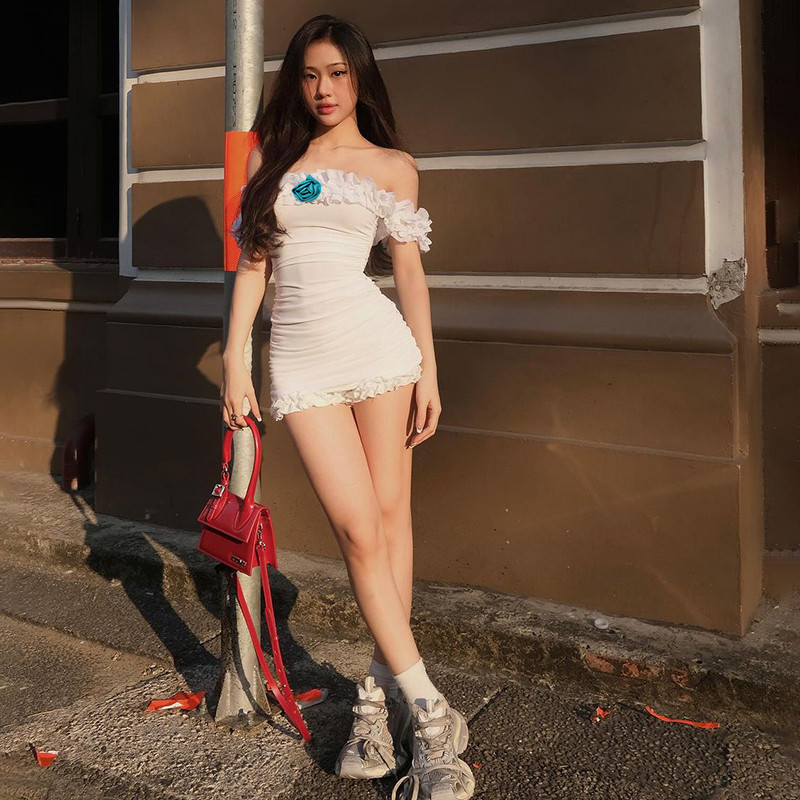 ชุดเซ็ต 2 ชิ้นผู้หญิงเดรสเปิดไหล่ + กางเกงขาสั้นตัดต่อลูกไม้เอวยางยืด