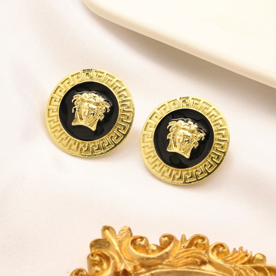 Versace ต่างหูสตั๊ด เหล็กไทเทเนียม โลโก้ตัวอักษร CC คู่ เครื่องประดับแฟชั่น สําหรับผู้หญิง
