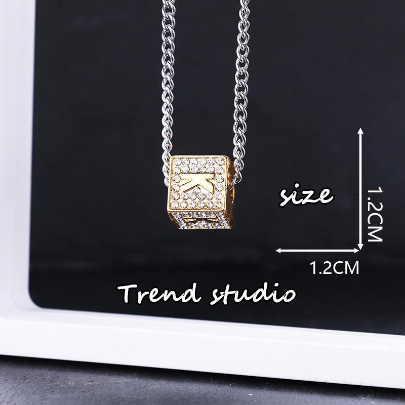 สร้อยคอสี่เหลี่ยมแฟชั่น K แวววาว อินเทรนด์และหลากหลาย คอลเลกชันสร้อยคอสไตล์เกาหลี วัสดุเหล็กไทเทเนียมไม่ซีดจาง