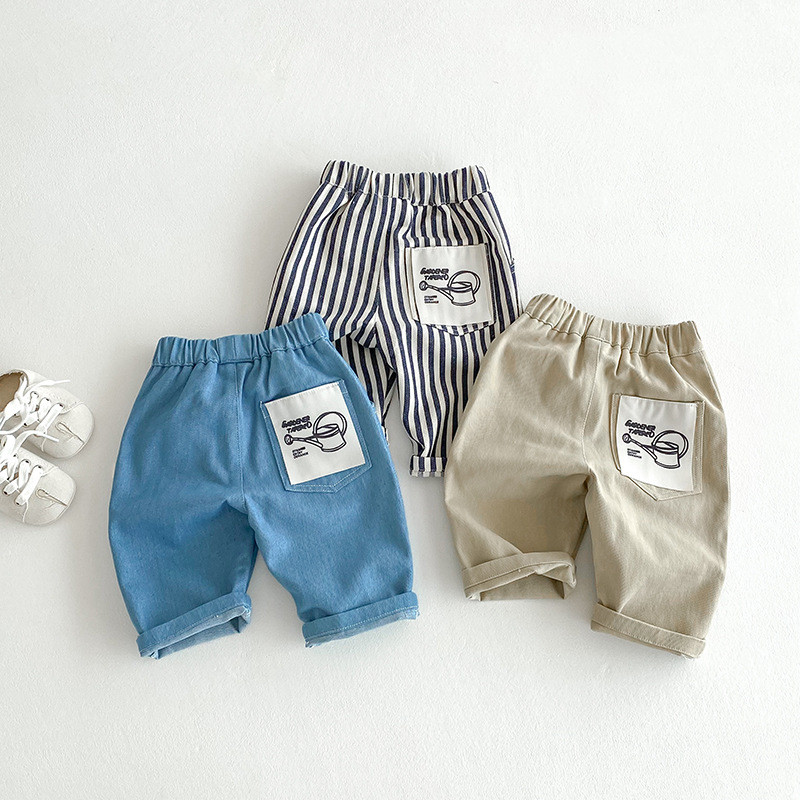 กางเกงลําลองสําหรับเด็กในฤดูใบไม้ผลิและฤดูใบไม้ร่วง กางเกงขายาวลายทางสุดเก๋สําหรับทั้งชายและหญิง ในสไตล์เกาหลีเหมาะสําหรับใส่ข้างนอก กางเกงขาตรงทรงหลวม เด็กทารก