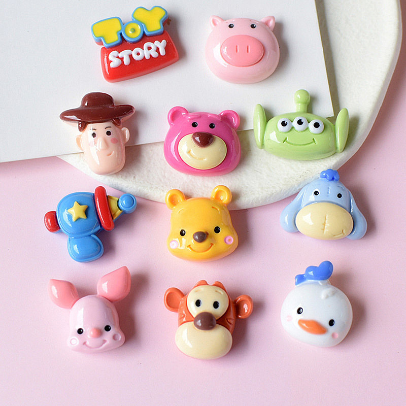 ขายร้อน Toy Story สตรอเบอร์รี่หมีเรซิ่นอุปกรณ์เสริมอุปกรณ์เสริมผมเคสโทรศัพท์อุปกรณ์เสริมขายส่งรองเท้าหัวเข็มขัดวัสดุ