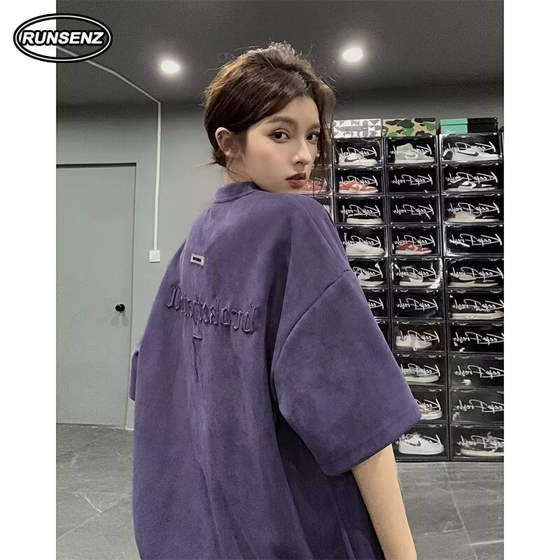 เสื้อยืดแขนสั้นลําลอง หนังนิ่ม ทรงหลวม สีม่วง แฟชั่นคู่รัก สไตล์อเมริกัน สําหรับผู้ชาย และผู้หญิง