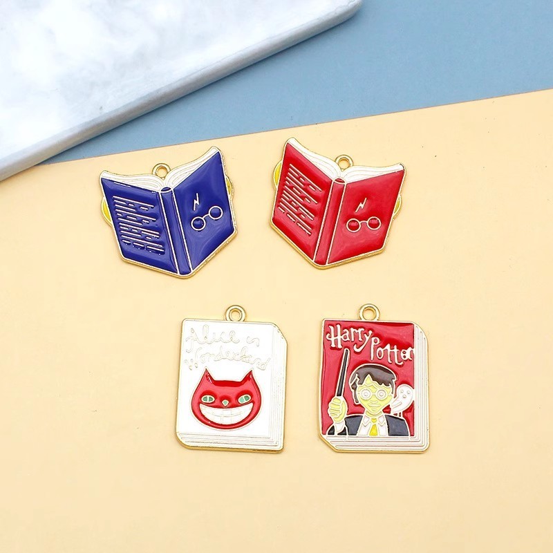 2 ชิ้น/ล็อต Grimoire School of Magic Alloy เคลือบจี้ DIY เครื่องประดับอุปกรณ์เสริม Charms สําหรับผู้หญิง, Key Chain/ต่างหู/สร้อยคอจี้ Handmade DIY เครื่องประดับ 008 - รูปที่ 6