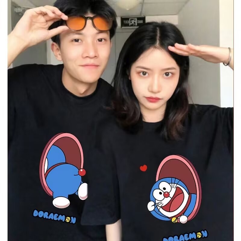 เสื้อยืดแขนสั้น ผ้าฝ้ายแท้ พิมพ์ลายการ์ตูนโดราเอมอน ทรงหลวม แฟชั่นคู่รัก สําหรับผู้ชาย และผู้หญิง