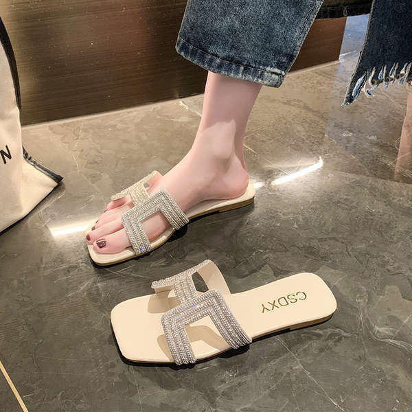 Sandals 2024ฤดูร้อนใหม่รองเท้าแตะส้นแบนสไตล์น้ำหอมขนาดเล็กสำหรับผู้หญิงรองเท้าแตะชายหาดมุกแมทช์ลุคง่ายใส่ออกไปข้างนอกฤดูใบไม้ผลิใส่สบายนางฟ้า