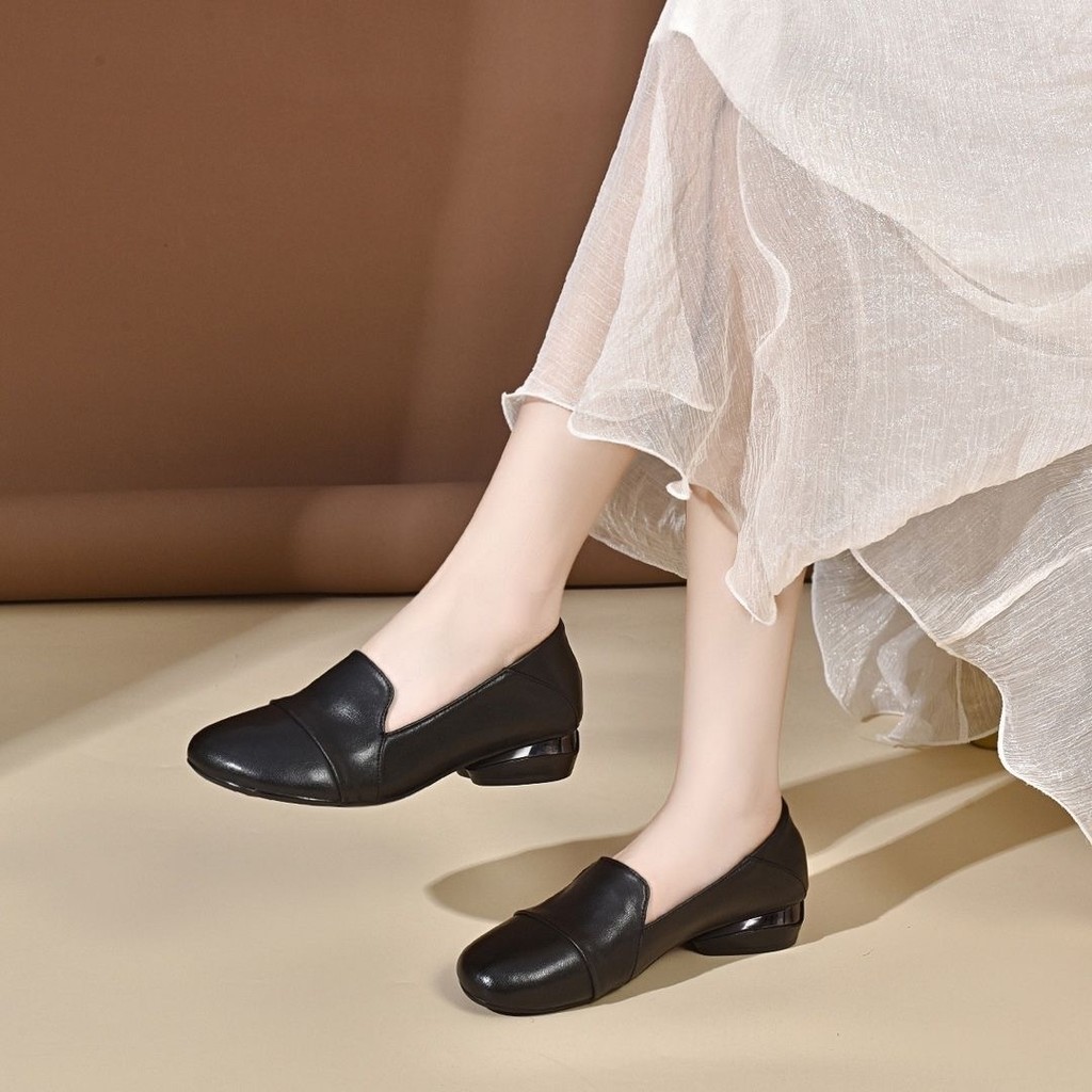 2024 ฤดูใบไม้ผลิฤดูใบไม้ร่วงสไตล์ใหม่น้ําหนักเบา One-Pedal หนังนุ่มนุ่มรอบ Toe รองเท้าแม่อารมณ์สบาย Peas รองเท้าผู้หญิง